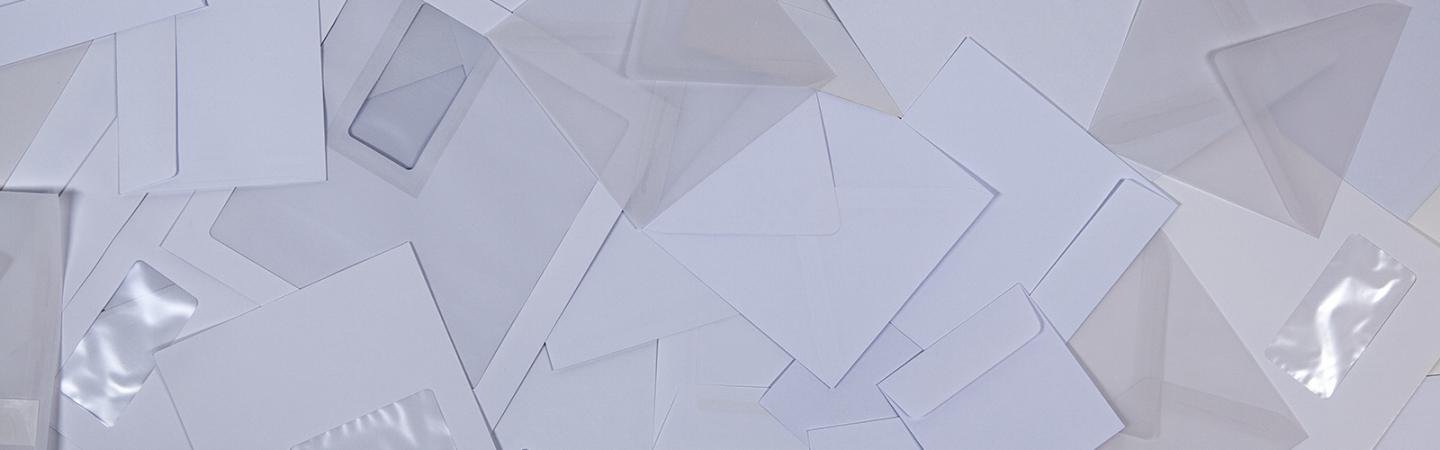 Quadratische weiße Kuverts