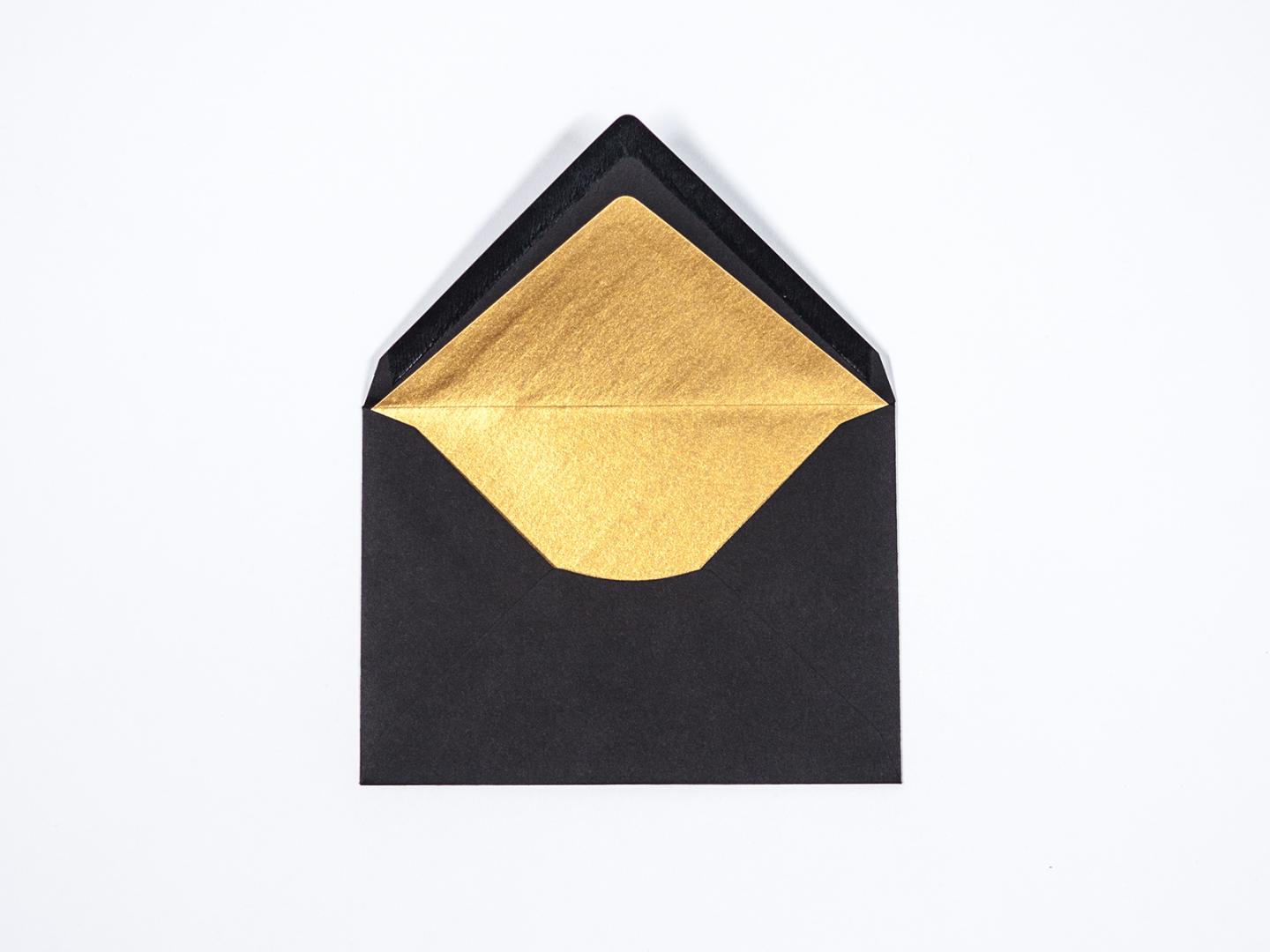 Schwarzes Kuvert mit goldenem Innenfutter
